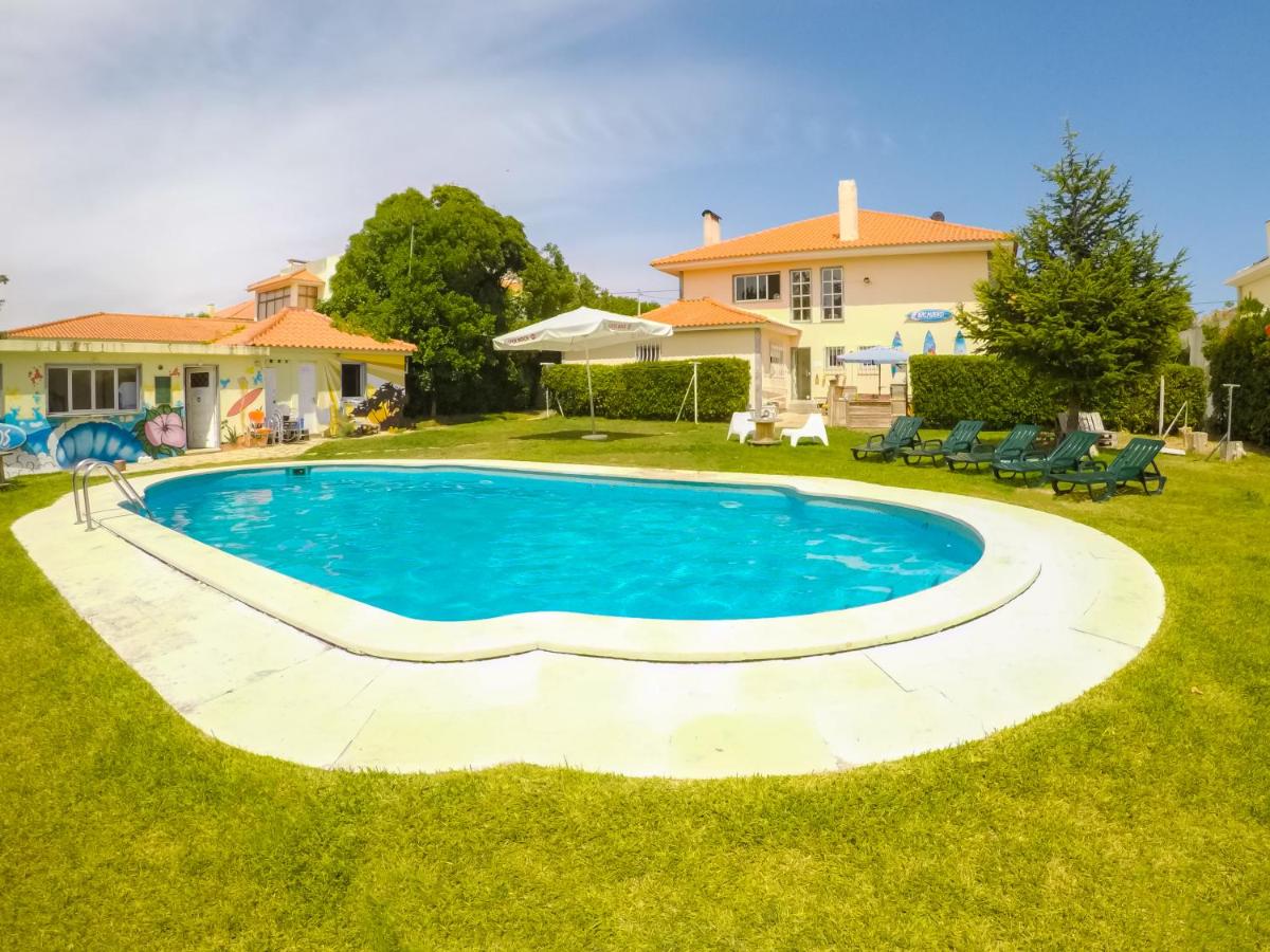 Piscina ao sol no Carcavelos Surf Hostel