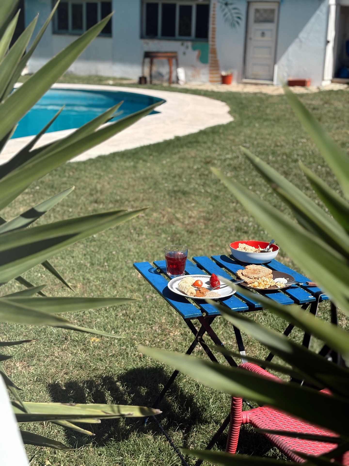 Espreguiçadeiras à beira da piscina