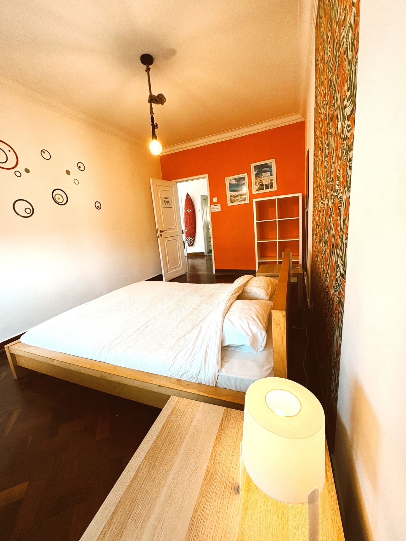 Quarto privado com parede laranja