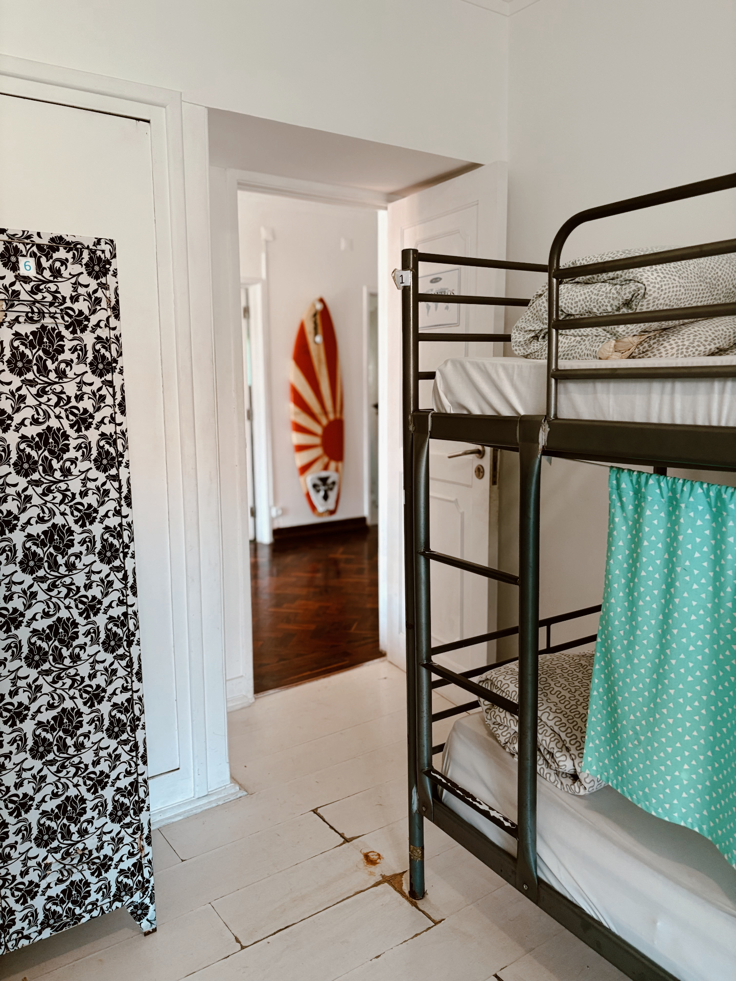 Dormitório com decoração surf